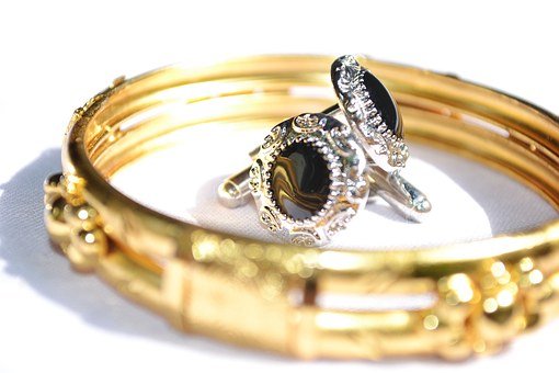 image of gold wedding band and ear rings to sell at online auction